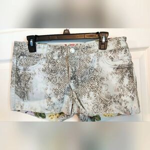 Flip Side Reversible Shorts – Size 11 - Snakeskin/Floral